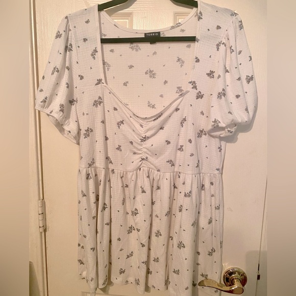 torrid Tops - Torrid Lilith Ditsy floral top size 2 (2x 18-20) in cream color